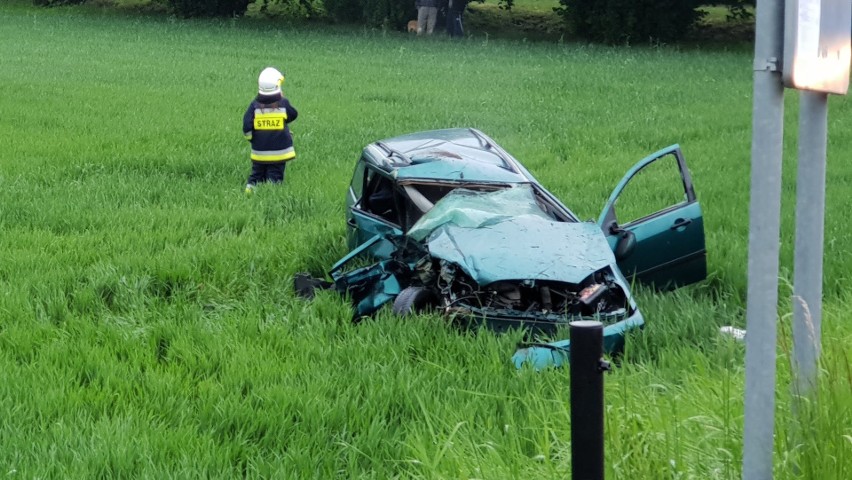 Wypadek w Rożniątowie. Biegli obliczyli, że ford, w którym zginął 19-latek jechał z prędkością około 100 km/h