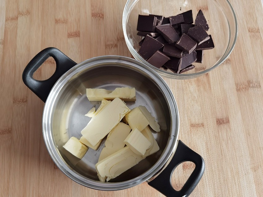 Przygotowanie brownie zacznij od roztopienia w garnku masła...