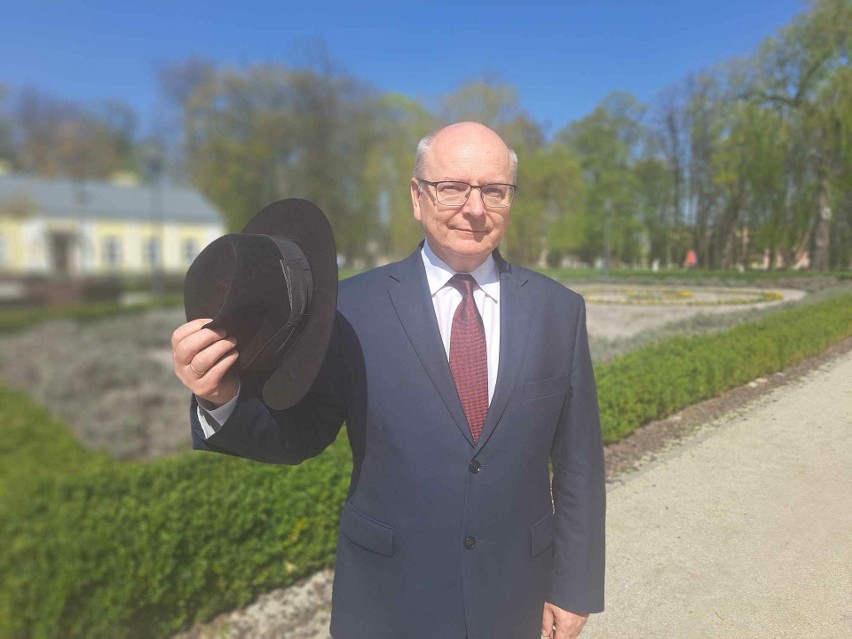 Burmistrz Krzysztof Obratański nie rozstaje się z kapeluszem