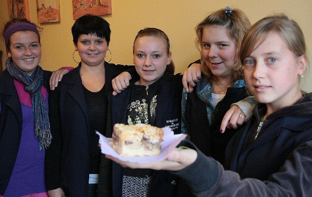 Organizatorki akcji zachęcają uczniów do kupowania pysznych wypieków ich mam. Od lewej: Patrycja Ulatowska, Katarzyna Adamczewska, Julita Gałężewska, Karolina Hajdamowicz i Małgorzata Pałubiak.
