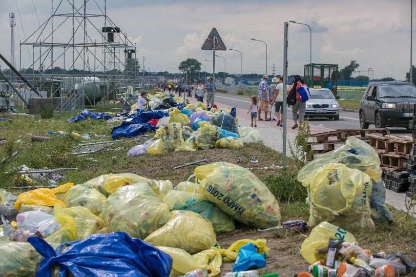 Wiatr i deszcz zniszczyły namioty,  część pielgrzymów ewakuowano [ZDJĘCIA]