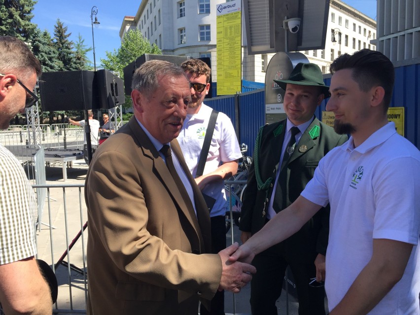 I Marsz św. Huberta. Ulicami Warszawy przeszli leśnicy, myśliwi i rolnicy. Z manifestującymi spotkał się były minister Jan Szyszko