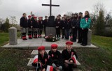 Zespół Szkolno–Przedszkolny w Opatowcu w akcji „Szkoła pamięta”. Poznawali bohaterów i historię małej ojczyzny. Zobaczcie zdjęcia