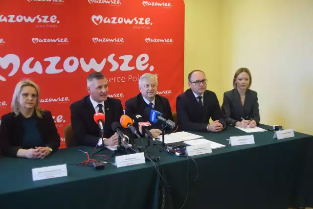 Wicemarszałek Mazowsza Rafał Rajkowski podpisał umowę na remont kolejnego odcinka, ważnej drogi wojewódzkiej numer 740 na terenie gminy Przytyk.