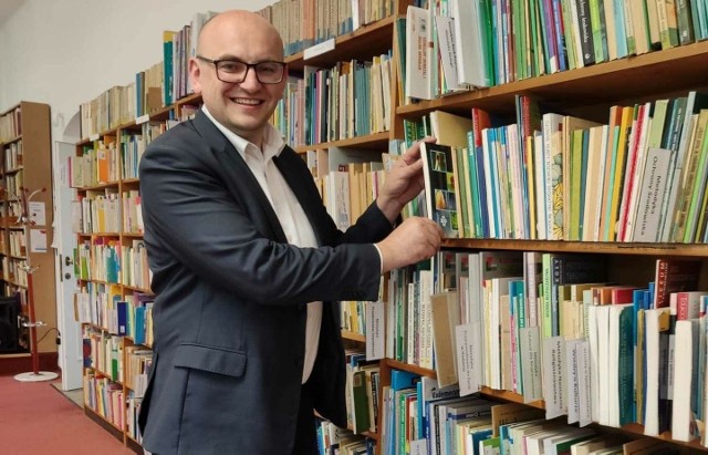 Sylwester Kasprzyk, dyrektor Pedagogicznej Biblioteki Wojewódzkiej im. Gustawa Herlinga-Grudzińskiego w Kielcach zachęca do skorzystania z abolicji i oddania przetrzymanych książek.