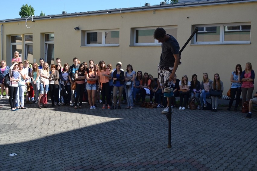 Idą na szczudłach z Sochaczewa do Gdyni. Chcą pomóc choremu Kubusiowi [ZDJĘCIA]