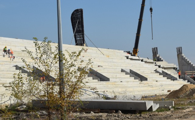 Trwają intensywne prace na budowie nowego stadionu dla Radomiaka, który powstaje w ramach Radomskiego Centrum Sportu przy ulicy Struga 63. Cały czas prace są skupione na trybunie północnej, przy której pracuje sporo ciężkiego sprzętu. Jak się nieoficjalnie dowiedzieliśmy jest już opracowany nowy harmonogram prac i nowy termin oddania do użytku nowego stadionu dla Radomiaka przy ulicy Struga 63. Nowy termin to - 31 grudnia 2022 roku. Zobacz najnowsze zdjęcia z budowy z poniedziałku 11 października na kolejnych slajdach oraz zdjęcia wizualizacji nowego stadionu.Używaj gestów i strzałek.