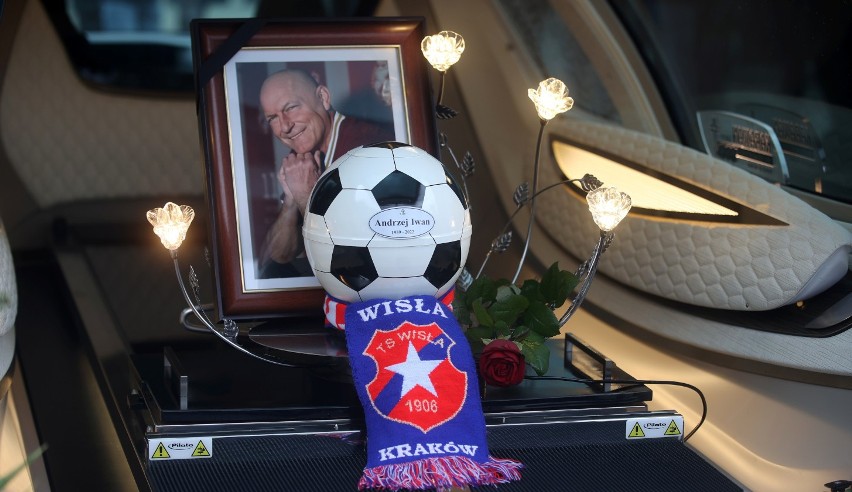 Kibice, przyjaciele i rodzina pożegnali Andrzeja Iwana. Tłumy uhonorowały byłego piłkarza w jego ostatniej drodze [ZDJĘCIA]