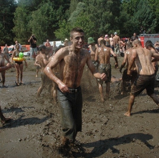 Woodstockowicze pięknie bawią się w błocie. Chwilę później przykjeżdżają strażacy i wszystkich myją.