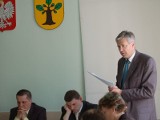 O prawie do używania nowodębskiego herbu na sesji rady gminy  