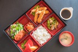 Bento – japoński sposób na szybki lunch w pracy. Jak przygotować bento? [PORADNIK]