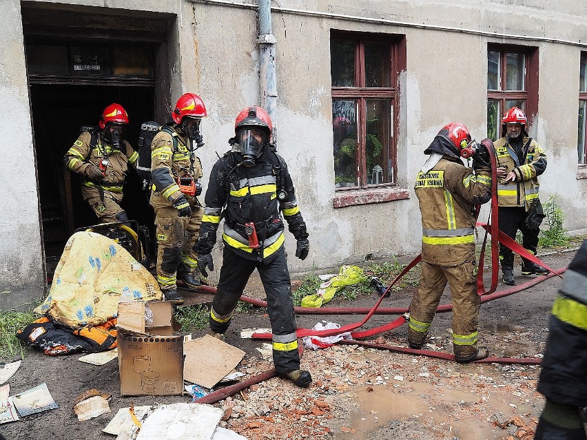 Łódź: Pożar przy ulicy Rzgowskiej. ZDJĘCIA. Ogień częściowo zniszczył jedno z mieszkań, szczęśliwie nikt nie ucierpiał. ZDJĘCIA