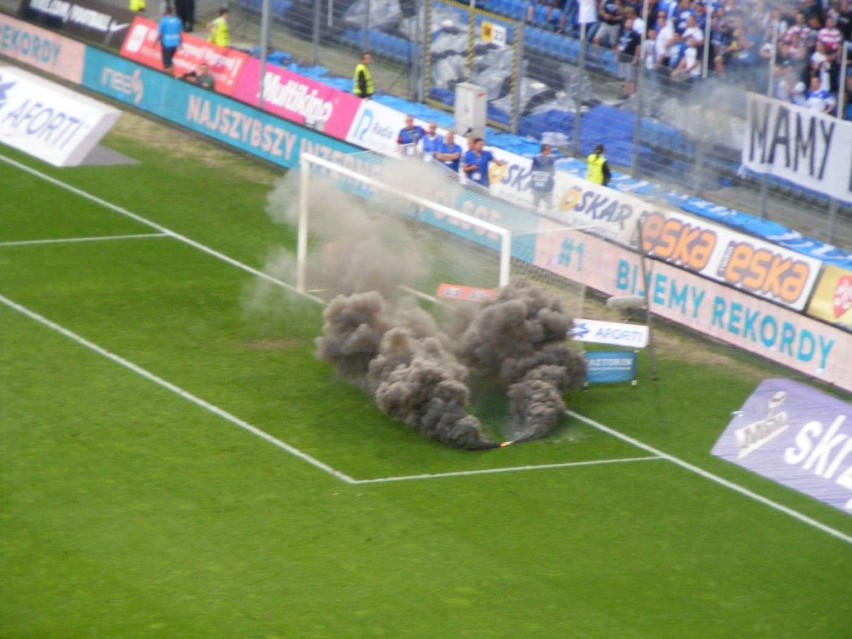 Lech - Legia - pod koniec meczu musiała interweniować...