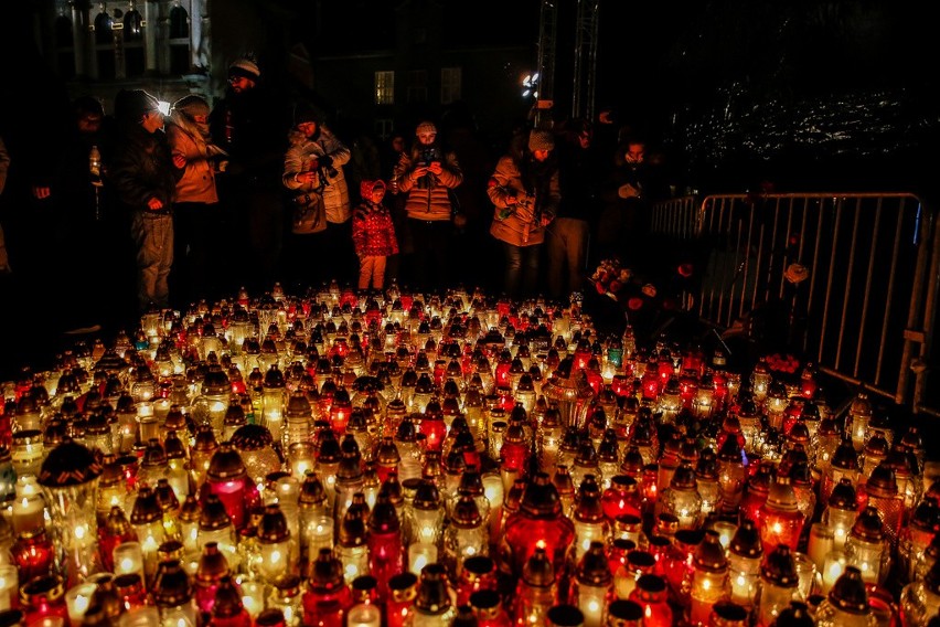 Znicze na ulicy Bogusławskiego, w miejscu gdzie stała scena. To tu został zaatakowany Paweł Adamowicz [ZDJĘCIA]