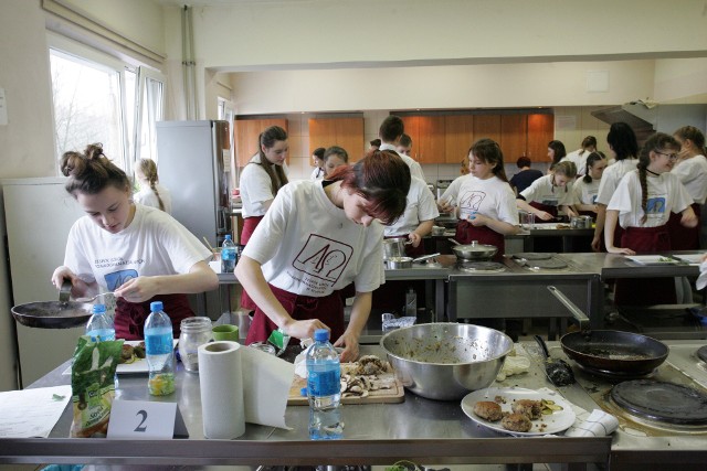 21 dwuosobowych drużyn ze szkół gimnazjalnych w Słupsku i powiecie słupskim mierzy się  gotowaniem  kaszubskich potraw.