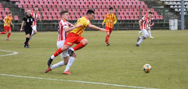 W pierwszym w tym roku meczu w Centralnej Lidze Juniorów do 18 lat Korona Kielce przegrała na stadionie przy ulicy Szczepaniaka z Cracovią 1:3. Jedyną bramkę dla Korony zdobył Radosław Turek w 20 minucie z karnego, a w Cracovii hat trickiem popisał się Kacper Grzebieluch, który strzelił gole w 2 minucie z karnego oraz w 46 i 49 minucie. Korona Kielce U-18 - Cracovia U-18 1:3 (1:1)Bramki: Radosław Turek 20 z karnego - Kacper Grzebieluch 2 z karnego, 46, 49.Korona U-18: Picheta - Cukrowski, Kiełb, Dela (46. Strzeboński), Górski (70. Marek) - R. Turek, K. Turek, Słabosz, Konstantyn, Gierczak (60. Majewski) - Płocica (80. Śliwa).Cracovia U-18: Grzywaczewski - Pieńczak, Grzebieluch (78. Nowicki), Kwiatkowski, Mysiorski -  Wohlman, Chrupcał, Smoleń, Ziemnik - Myszor, Góralczyk.Koronę w tym meczu poprowadził Maciej Kwiatkowski, ponieważ pierwszy trener Paweł Czaja musiał odbyć karę jednego spotkania po meczu z Górnikiem Zabrze.Gospodarze źle zaczęli mecz. Już w 2 minucie najlepszy gracz tego spotkania Kacper Grzebieluch wykorzystał rzut karny i  wyprowadził Cracovię na prowadzenie. Korona dążyła do wyrównania i jej ataki zostały nagrodzone w 20 minucie. Szymon Płocica został sfaulowany w polu karnym i wywalczył jedenastkę. Do piłki podszedł Radosław Turek i pewnym strzałem w prawy dolny róg pokonał golkipera rywali.Losy spotkania rozstrzygnęły się na początku drugiej połowy. Cracovia przeprowadziła dwie składne akcje i strzeliła dwa gole. Ich autorem był Kacper Grzebieluch, najlepszy zawodnik tego spotkania. -Po przerwie byliśmy skuteczniejsi. Wykorzystaliśmy dwie okazje, które stworzyliśmy, chociaż w pierwszej połowie Kacper Grzebieluch też miał dwie dobre sytuacje - mówił Jakub Dziółka, trener juniorów Cracovii. -Jesienią brakowało nam dojrzałości w defensywie w momencie, kiedy prowadziliśmy. W poprzedniej rundzie też były takie mecze, w których prowadziliśmy i nie byliśmy w stanie utrzymać tego prowadzenia do końca spotkania. Dużo pracowaliśmy nad tym w okresie przygotowawczym i wierzę, że będzie to przynosić efekty - powiedział Jakub Dziółka.-Nie tak sobie wyobrażaliśmy pierwszy mecz w rundzie wiosennej. Brak koncentracji na początku pierwszej i drugiej połowy, mało argumentów z przodu i trzeba przyznać, że Cracovia wygrała zasłużenie. Goście po strzeleniu gola bardzo konsekwentnie grali w obronie, wybijali nas z rytmu. U nas zabrakło też takiej determinacji, jaka miała Cracovia - powiedział Maciej Kwiatkowski, który w tym spotkaniu poprowadził juniorów Korony. W następnej kolejce drużyna prowadzona przez Pawła Czaję zagra na wyjeździe z Escolą Warszawa - mecz w niedzielę o 12.15.Dorota Kułaga