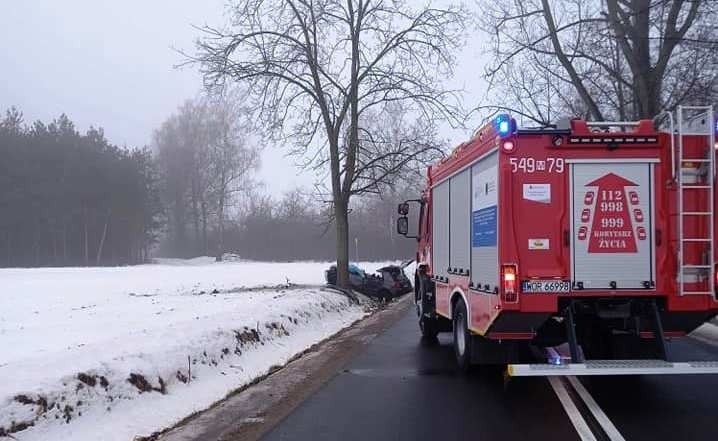 Wypadek w Grabowie, pow. ostrowski. 21.02.2021. Strażacy uwalniali dwie osoby zakleszczone w aucie