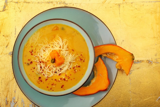 Zupa dynowaSzczególnie bogata w składniki odżywcze jest dynia o pomarańczowym miąższu – im kolor miąższu intensywniejszy, tym więcej w nim witamin.