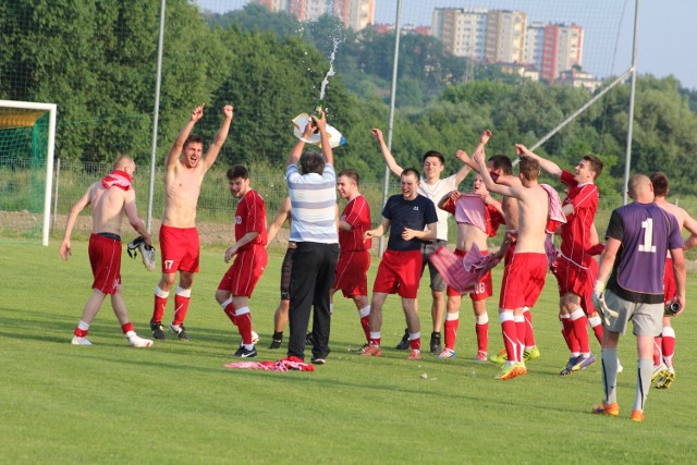 Tak ekipa z Michałowic świętowała wygraną w Węgrzcach i awans