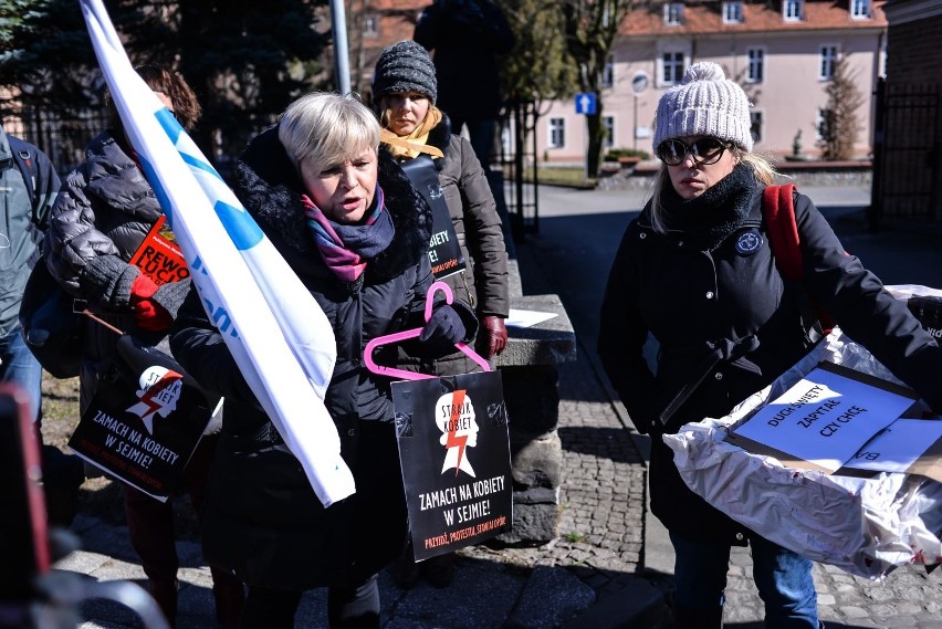 Pikiety przed kurią w Gdańsku Oliwie. Protestowały przeciwko zaostrzeniu przepisów antyaborcyjnych [zdjęcia]