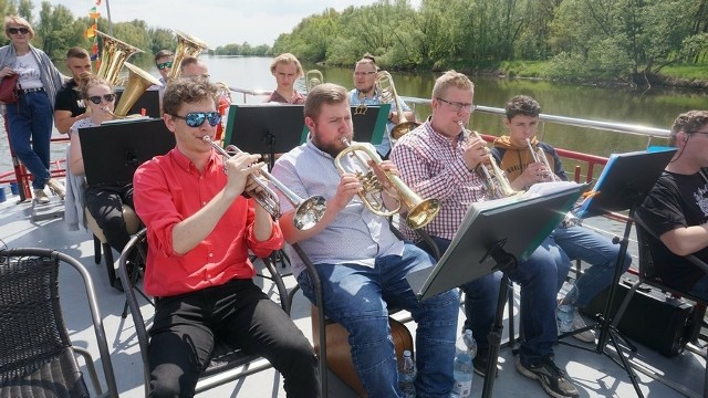 Statek Opolanin wyruszy w niecodzienny rejs już po raz 13. Oprawę muzyczną wydarzenia zapewni el12 Opole Politechnic Band.