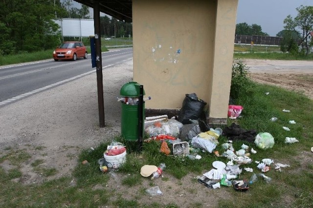 Przepełniony kosz i worki pełne śmieci &#8211; tak po weekendzie wyglądało otoczenie przystanku nad zalewem w Cedzynie.