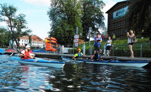 Kajakarze dopływający do przystani "Bydgoszcz" na Wyspie Młyńskiej.