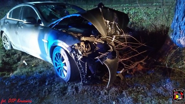 We wczorajszy poranek na drodze wojewódzkiej nr 412 doszło do wypadku. Samochód osobowy marki Jaguar uderzył w drzewo. - Kierująca pojazdem narzekała na ból stawu skokowego. Wspólnie z ratownikami medycznymi pomogliśmy wysiąść poszkodowanej z pojazdu i została przetransportowana przez ZRM do szpitala - relacjonują strażacy z OSP w Kruszwicy.  Flesz - wypadki drogowe. Jak udzielić pierwszej pomocy?