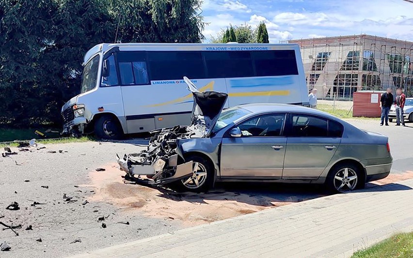 Wypadek limanowskiego busa w Trzcianie. Jedna pasażerka w szpitalu