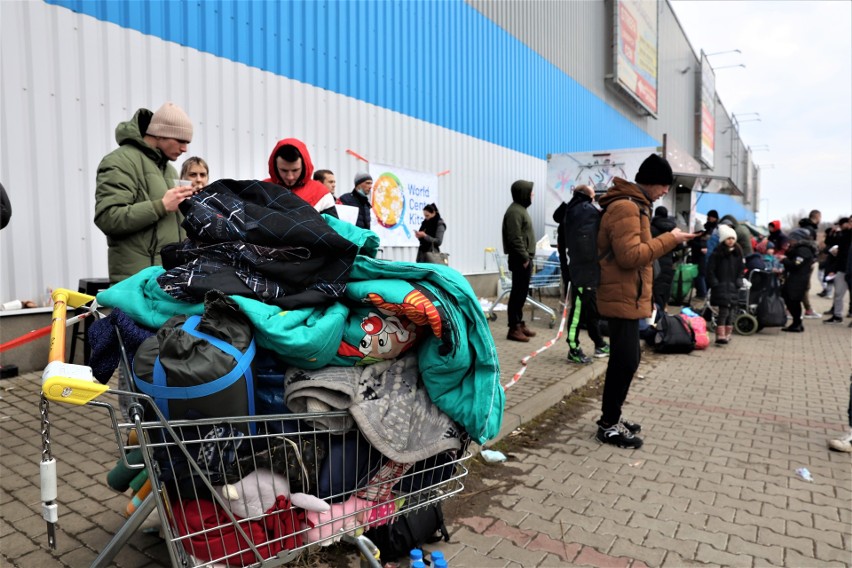 Setki uchodźców w Korczowej. Kilkanaście godzin czekania po ukraińskiej stronie przejścia granicznego [ZDJĘCIA]
