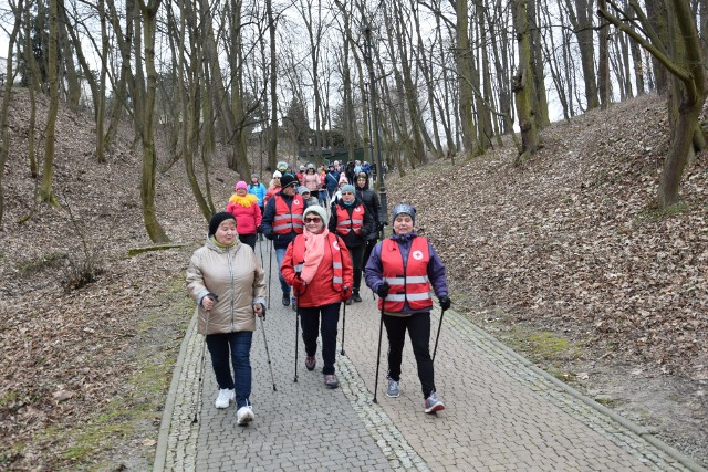 Ponad 100 pań, którym towarzyszyli panowie wyruszyło w niedzielę z kijami sprzed Bursy Szkolnej w Sandomierzu, by przemierzyć prawie sześć kilometrów. Trasa prowadziła także przez Park Piszczele.