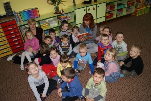 Grupa czterolatków "Maczki" z przedszkola "Tarpno" chętnie słucha bajek, które czyta im Justyna Łuczak, nauczycielka i koordynatorka kampanii "Cała Polska czyta dzieciom"