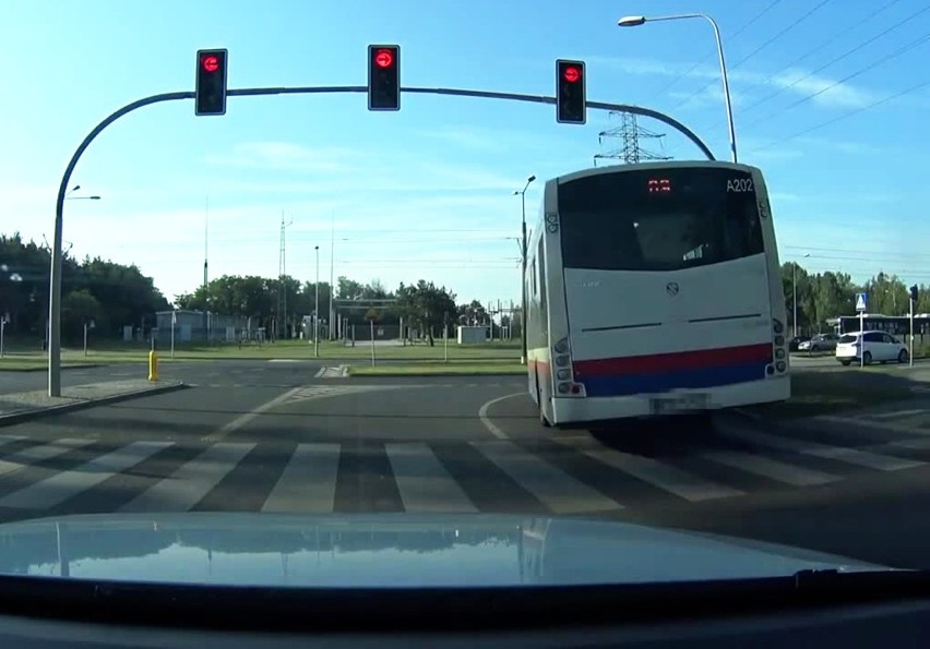 Bydgoszcz. Autobusem na czerwonym. Dawno nie było wypadku?! [wideo]