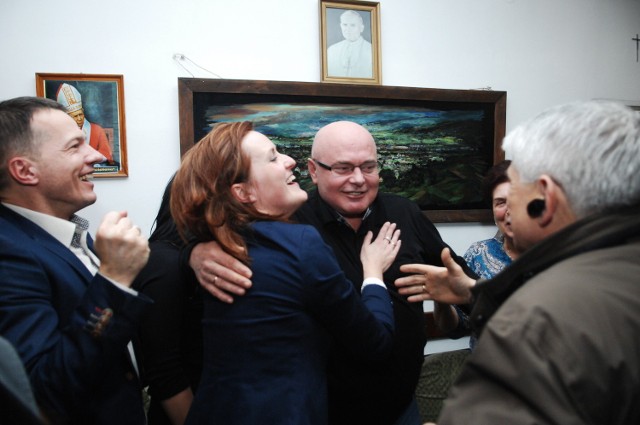 Gdy ogłoszono wynik wyborów w Porębie Małej, w sztabie Nowaka zapanowała  euforia