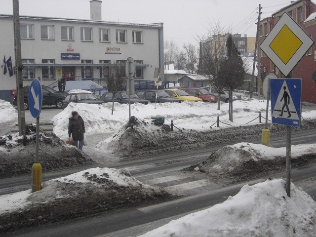 W centrum Łap zalegają hałdy śniegu