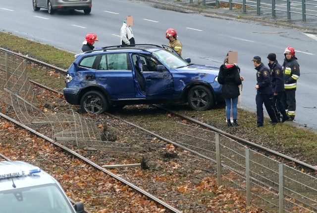 Wypadek na Legnickiej we Wrocławiu. BMW wjechało na tory tramwajowe