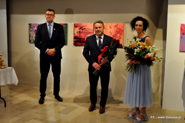 Dr Lucyna Gozdek odbiera podziękowania burmistrza Sandomierza Marcina Marca i burmistrz Staszowa Leszka Kopcia
