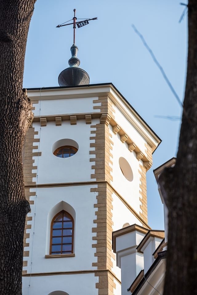 Nawojowa. Pałac Stadnickich odzyskuje dawny blask. Wieża została ukończona  [ZDJĘCIA]