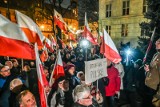 Manifestacja pod urzędem wojewódzkim. "Ruda wrona", "Boże coś Polskę" i wizerunki Wąsika i Kamińskiego