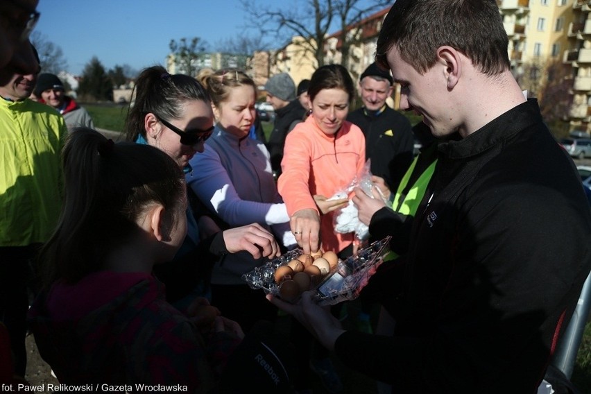 Wrocław: Biegli pięć kilometrów z jakiem na łyżeczce (ZDJĘCIA)