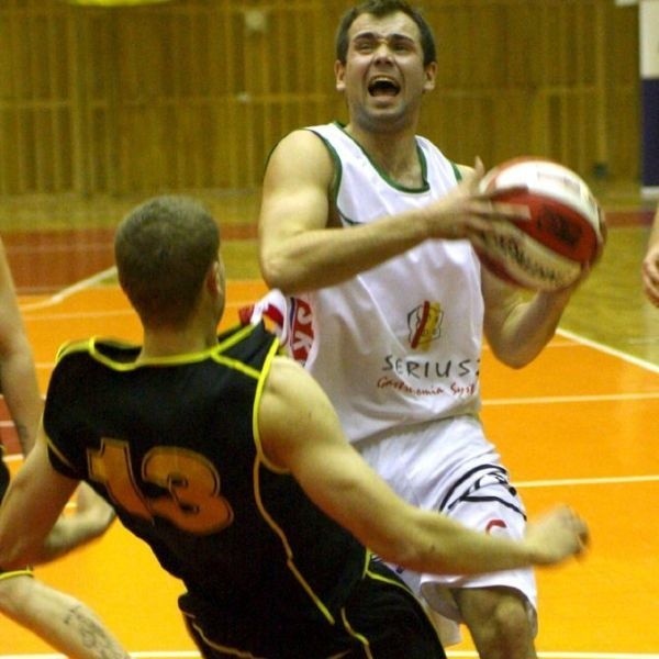 Koszykarze Siarki Tarnobrzeg (z piłką Michał Szczytyński) odnieśli trzecie zwycięstwo z rzędu, pokonując we własnej hali rezerwy Asseco Prokomu Sopot.