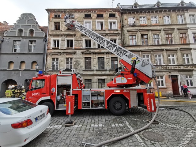 Pożar wybuchł w kamienicy na toruńskiej starówce, przy ulicy Browarnej w Toruniu. Zgłoszenie strażacy otrzymali o godzinie 8.35. Ogień pojawił się w mieszkaniu na drugim piętrze. Po ugaszeniu pożaru, strażacy znaleźli kobietę. Niestety, okazało się, że nie żyje. Miała 74 lata.Jak poinformowali strażacy z WSKR w Toruniu, dwie osoby zostały ewakuowane z budynku.Na miejscu pracuje 8 zastępów straży pożarnej. Przyczyny wybuchu pożaru ustalą policjanci i prokurator. Więcej informacji wkrótce.