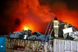 Ogromny pożar na obrzeżach Wrocławia. Płoną akumulatory, baterie i elektrośmieci. Opary mogą być trujące! [ZDJĘCIA, FILM]