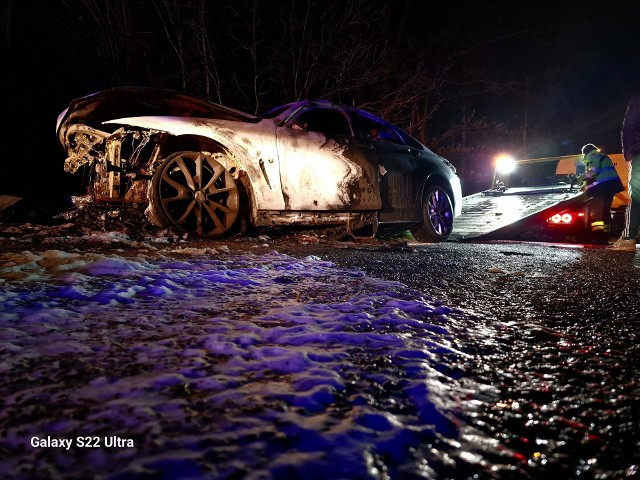 Na miejsce przyjechały dwa zastępy straży pożarnej, pogotowie ratunkowe oraz policja.