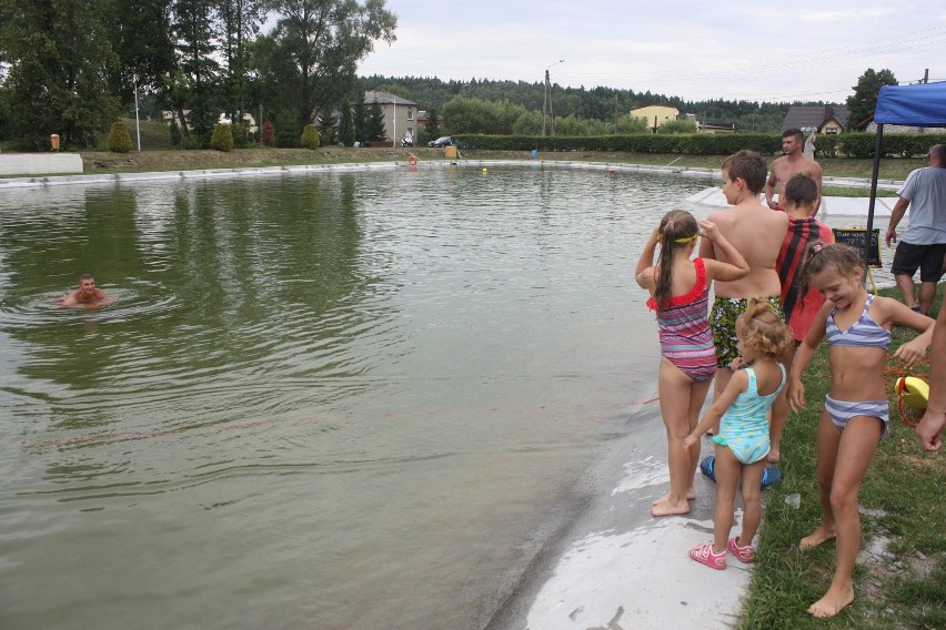 Pokazy ratownictwa wodnego na basenie w Kroczycach