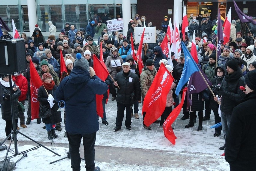 Protest w Kielcach przeciwko rządowi: -  To już przechodzi wszelkie granice