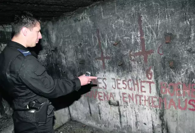 15 lat temu  w tym bunkrze w Rudzie Śląskiej doszło do okrutnego mordu. Na archiwalnym zdjęciu miejsca zbrodni widać satanistyczne napisy na ścianach