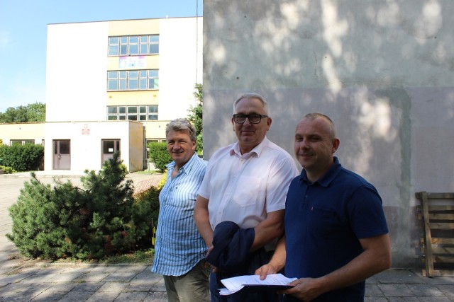 Dyrektor szkoły  Leszek Pawłowski, burmistrz Lesław Hołownia i Zbigniew Moraczyński z wydziału inwestycji cieszą się na zmiany.