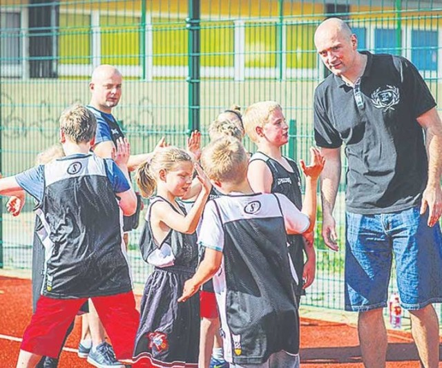 Łukasz Biela (z prawej) ostatni rok spędził na szkoleniu dzieci. W nadchodzącym sezonie rozpocznie pracę w seniorskim baskecie, jako asystent trenera Krzysztofa Koziorowicza w Wilkach Morskich.