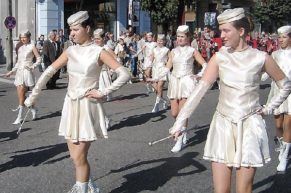 Marżonetki są ozdobą każdej orkiestry. Piękne  dziewczęta z Płośnicy - poprzedzały w marszu  Młodzieżową Orkiestrę Dętą OSP.